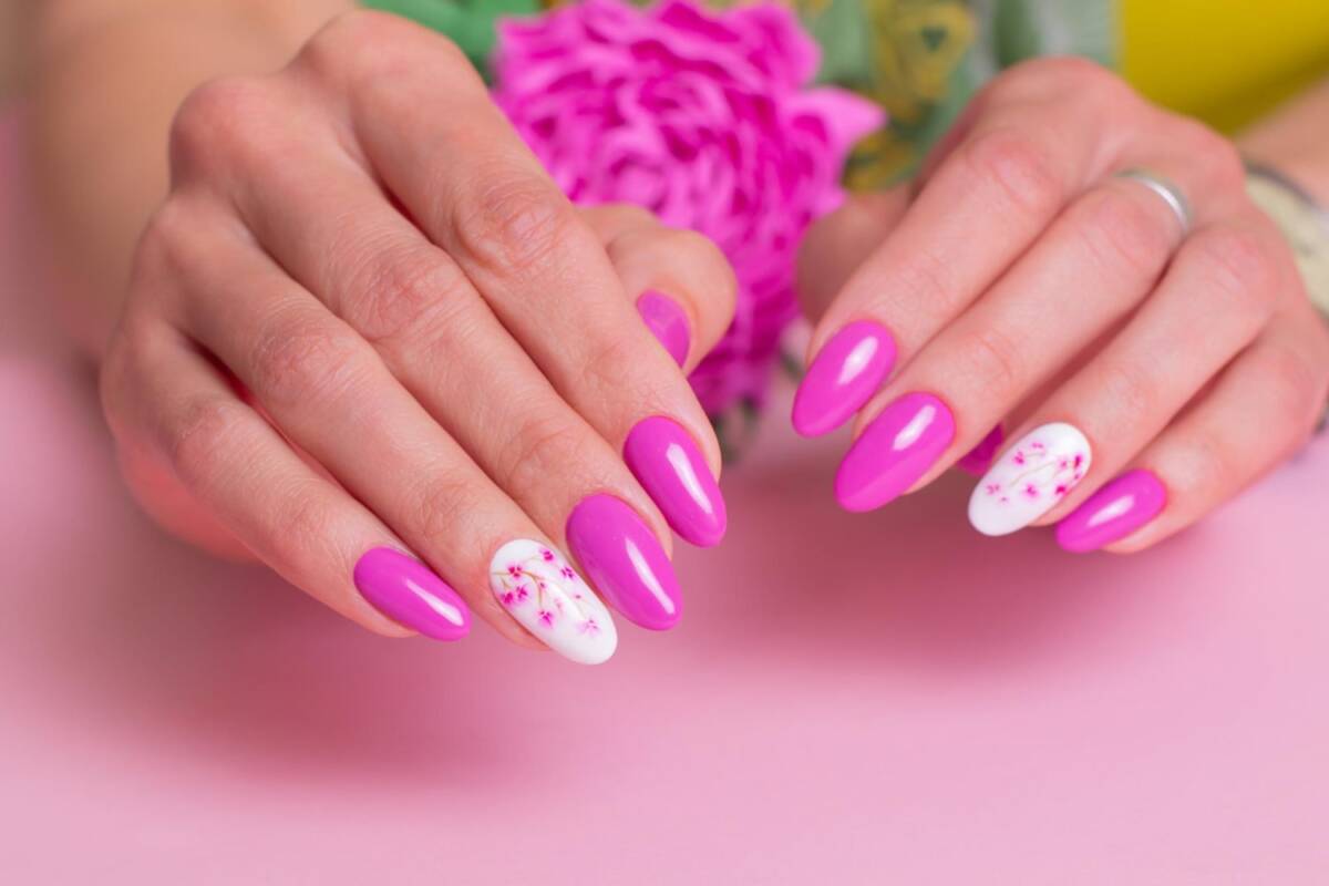 Paznokcie viva magenta 2023