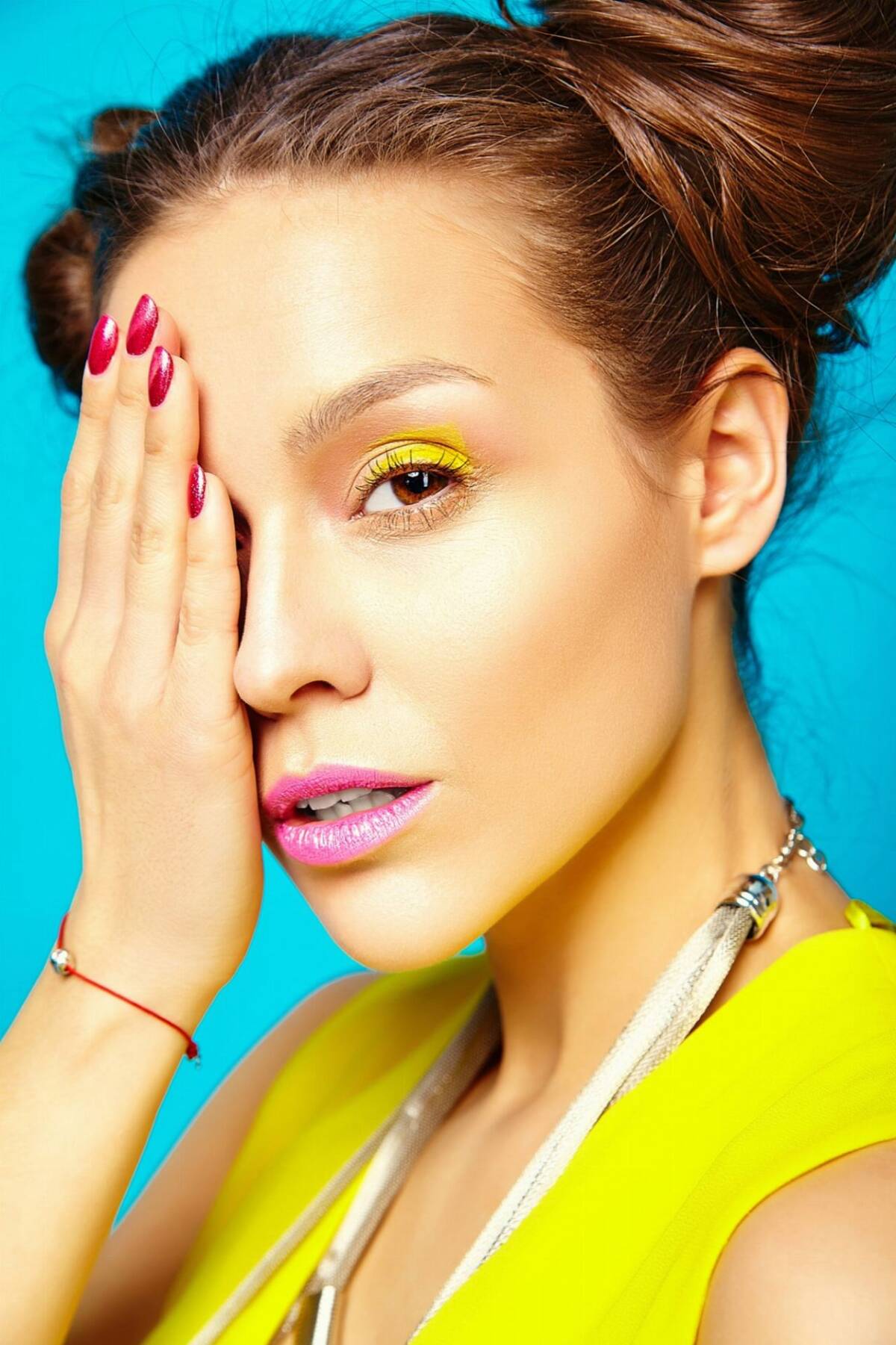 Paznokcie viva magenta 2023