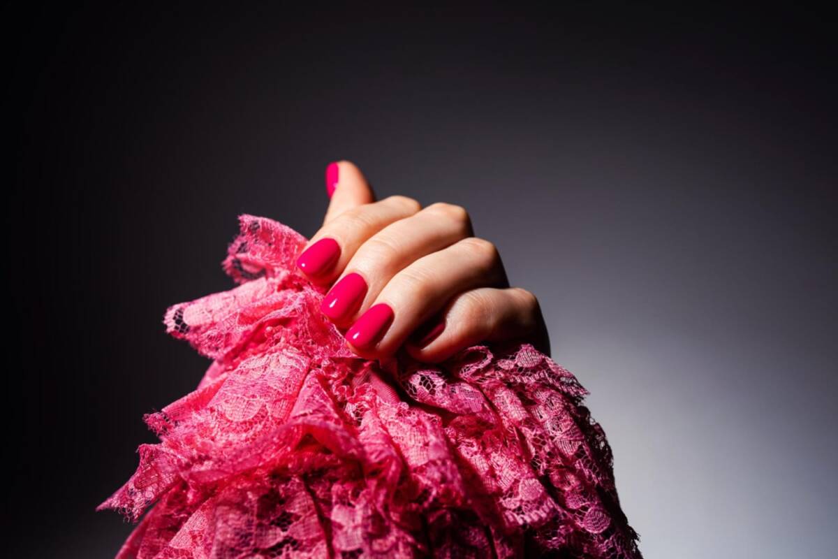 Paznokcie viva magenta 2023