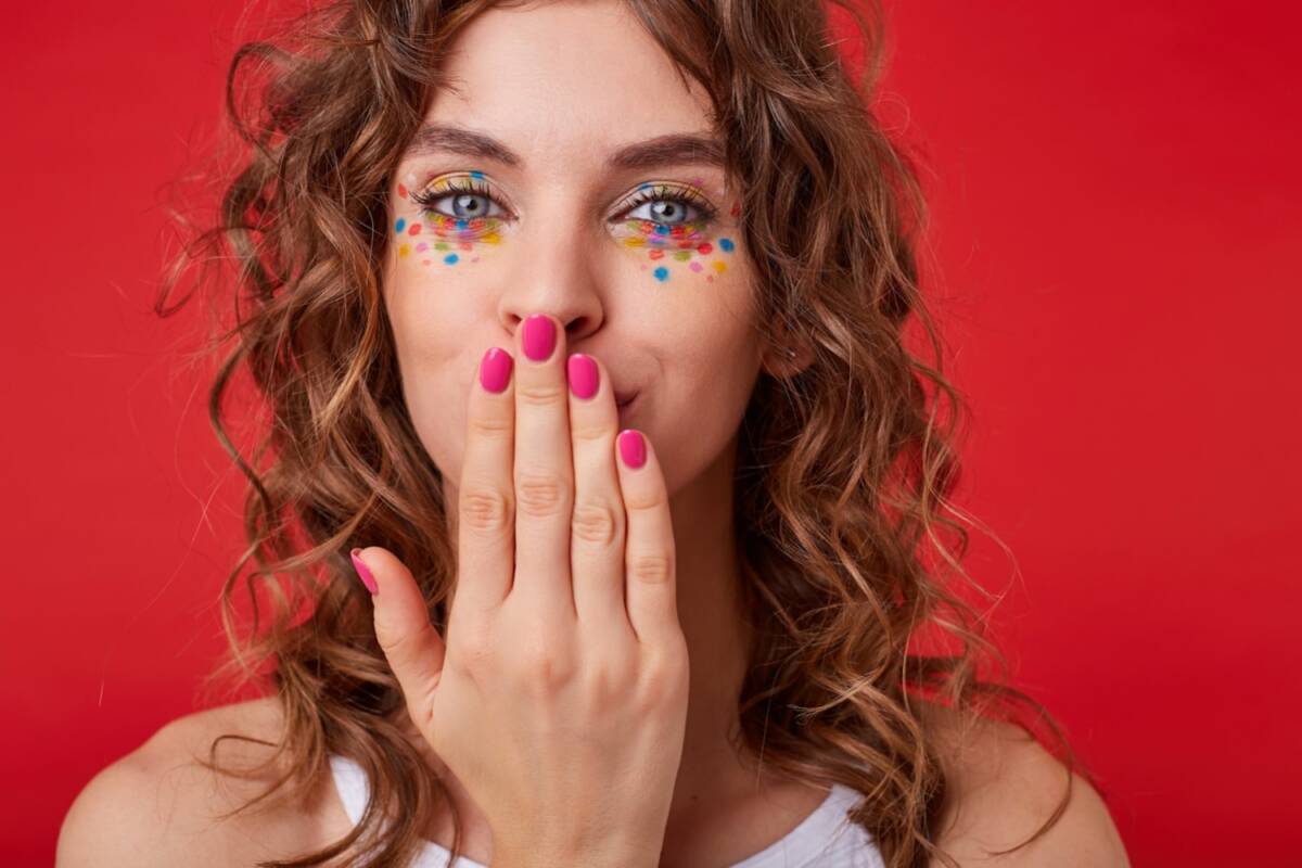 Paznokcie viva magenta 2023