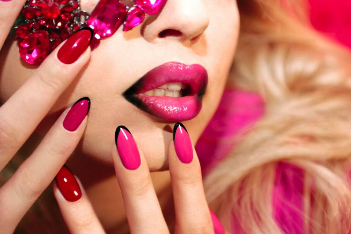 Paznokcie viva magenta 2023