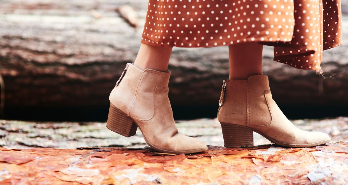 beżowe buty w kowbojskim stylu Freepik beżowe buty w kowbojskim stylu