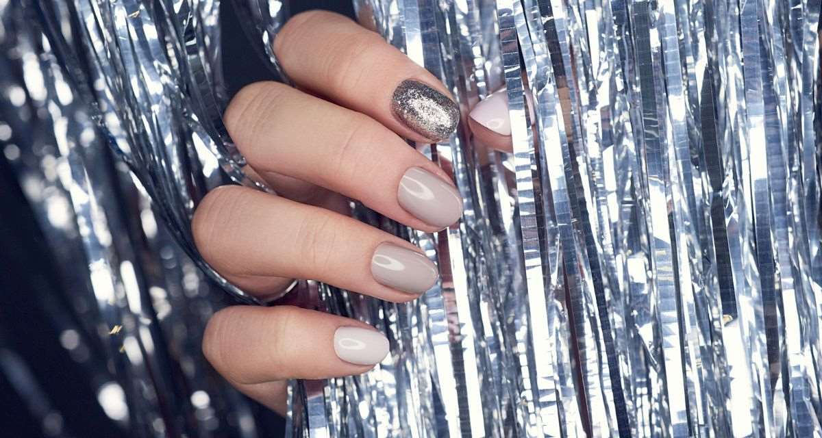 paznokcie na Andrzejki z brokatem Freepik paznokcie na Andrzejki z brokatem