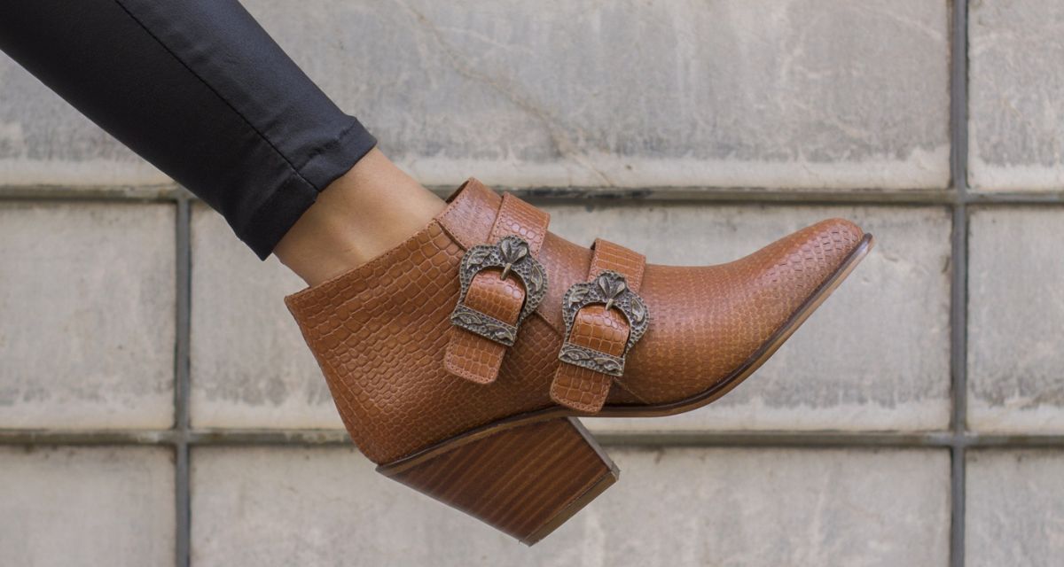 buty na jesień z ozdobnymi sprzączkami Freepik buty na jesień z ozdobnymi sprzączkami