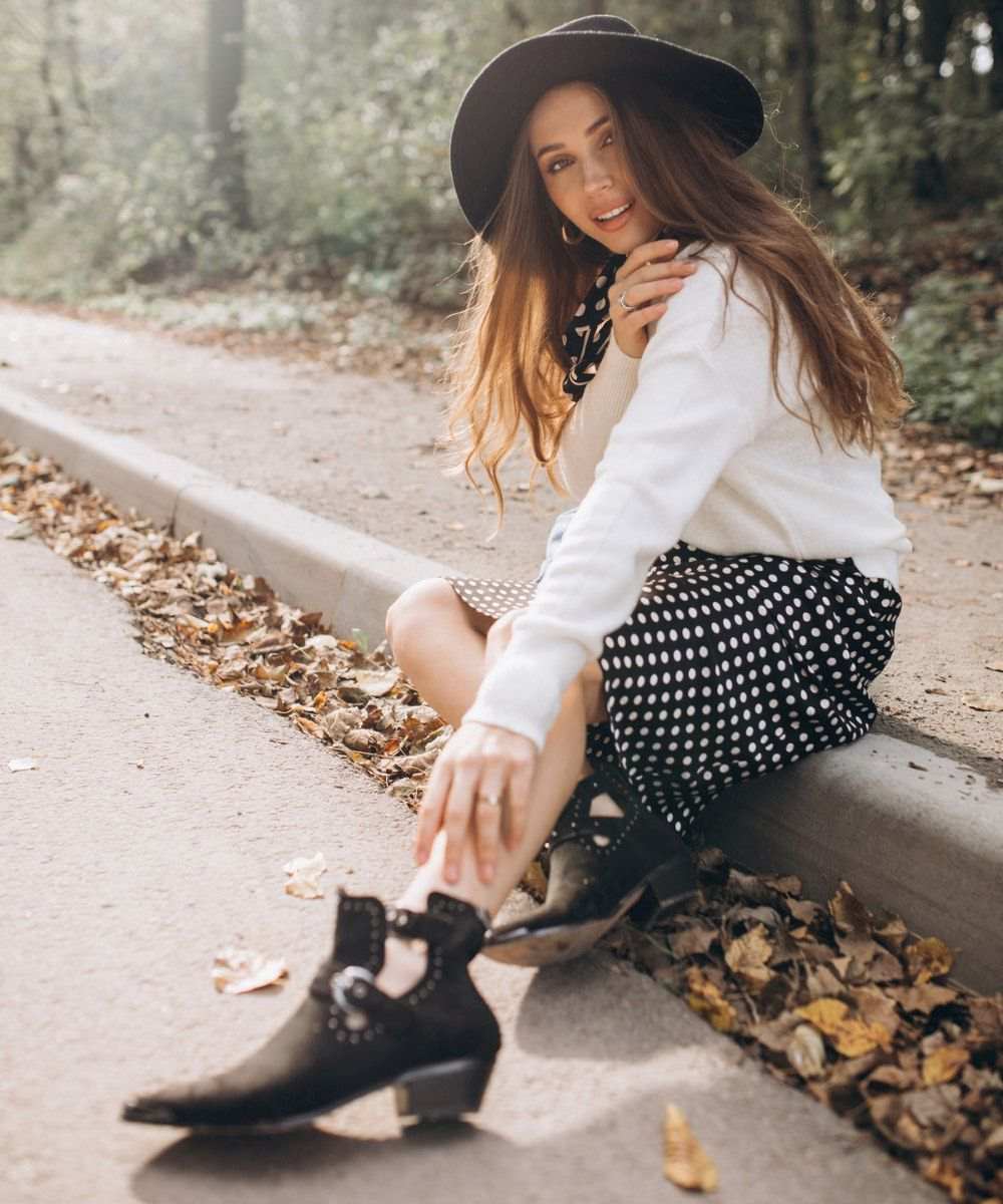 czarne botki z ćwiekami Freepik czarne botki z ćwiekami