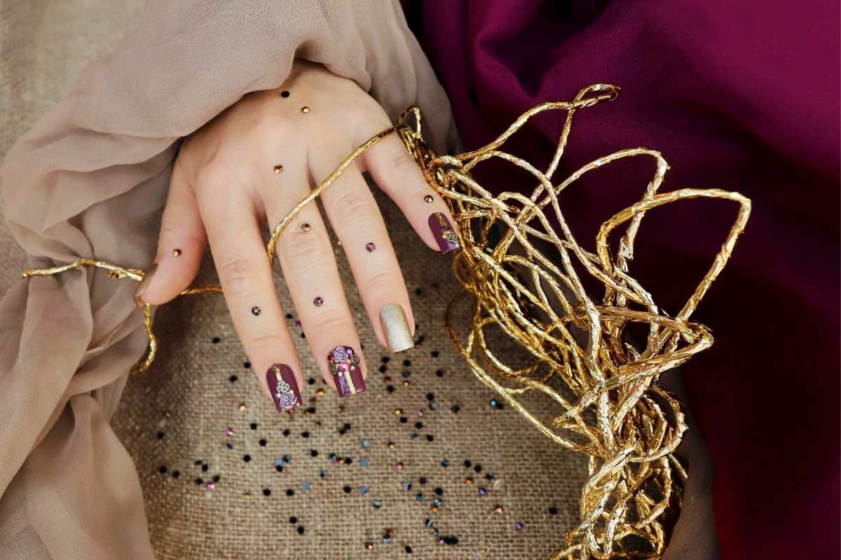 bordowo-złote paznokcie z ozdobami Freepik bordowo-złote paznokcie z ozdobami