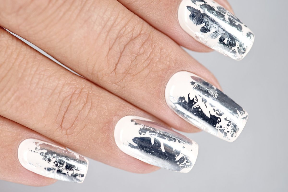 srebrno-biały manicure Freepik srebrno-biały manicure