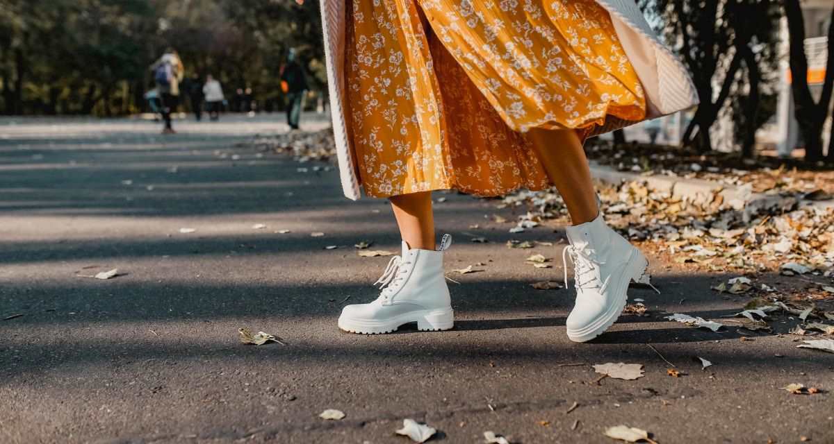 białe sznurowane botki na jesień Freepik białe sznurowane botki na jesień