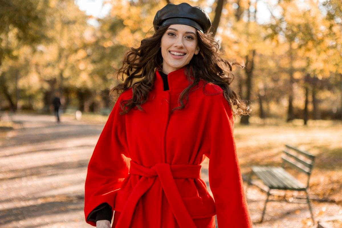 dziewczyna w czerwonym płaszczu Freepik dziewczyna w czerwonym płaszczu