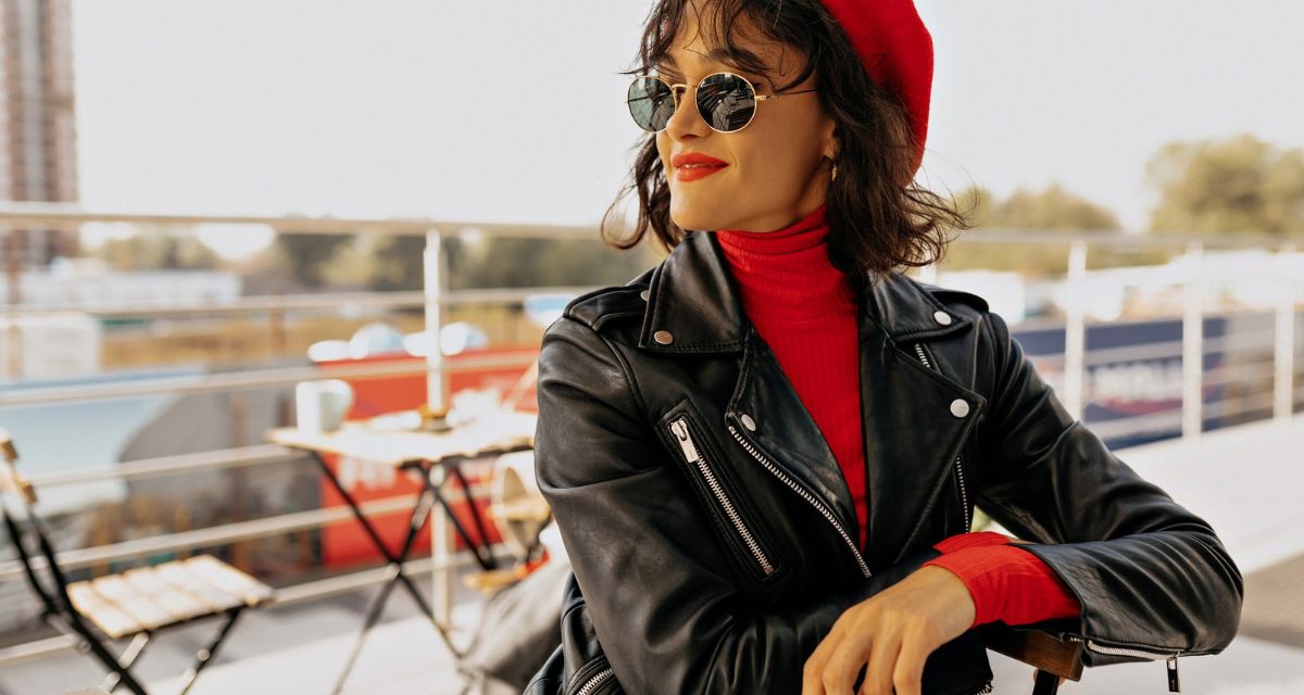 kobieta w czerwonym berecie i golfie Freepik kobieta w czerwonym berecie i golfie