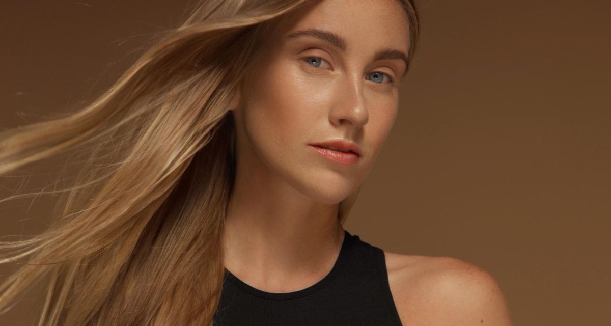 kobieta w blond włosach Freepik kobieta w blond włosach