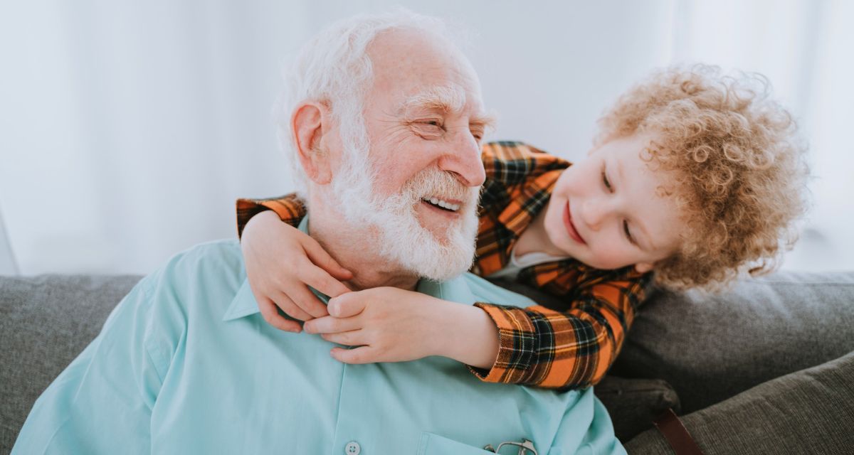 dziadek razem z wnuczkiem Freepik dziadek razem z wnuczkiem