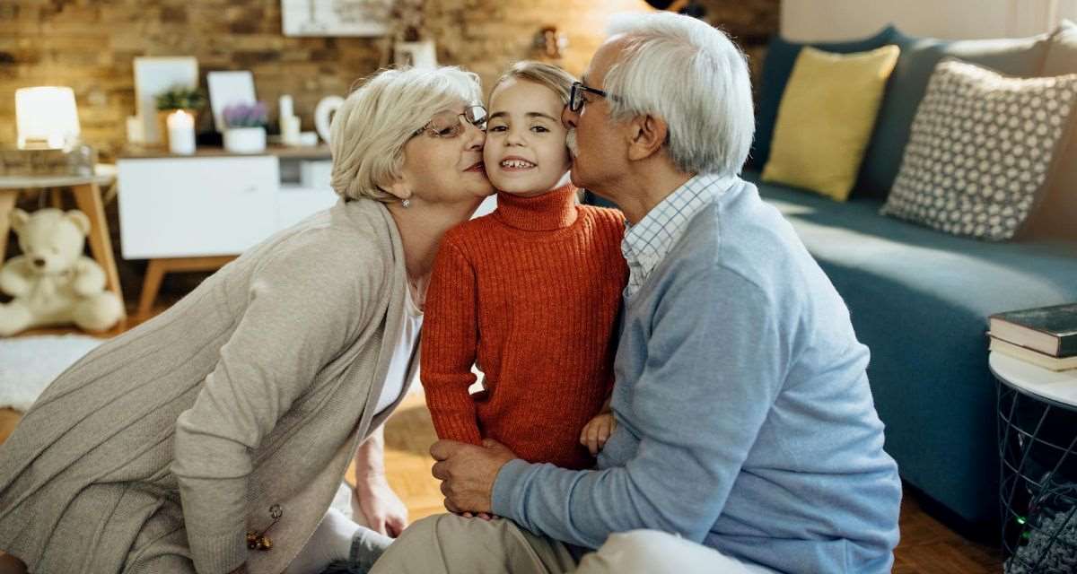 dziadkowie wraz z wnuczką Freepik dziadkowie wraz z wnuczką
