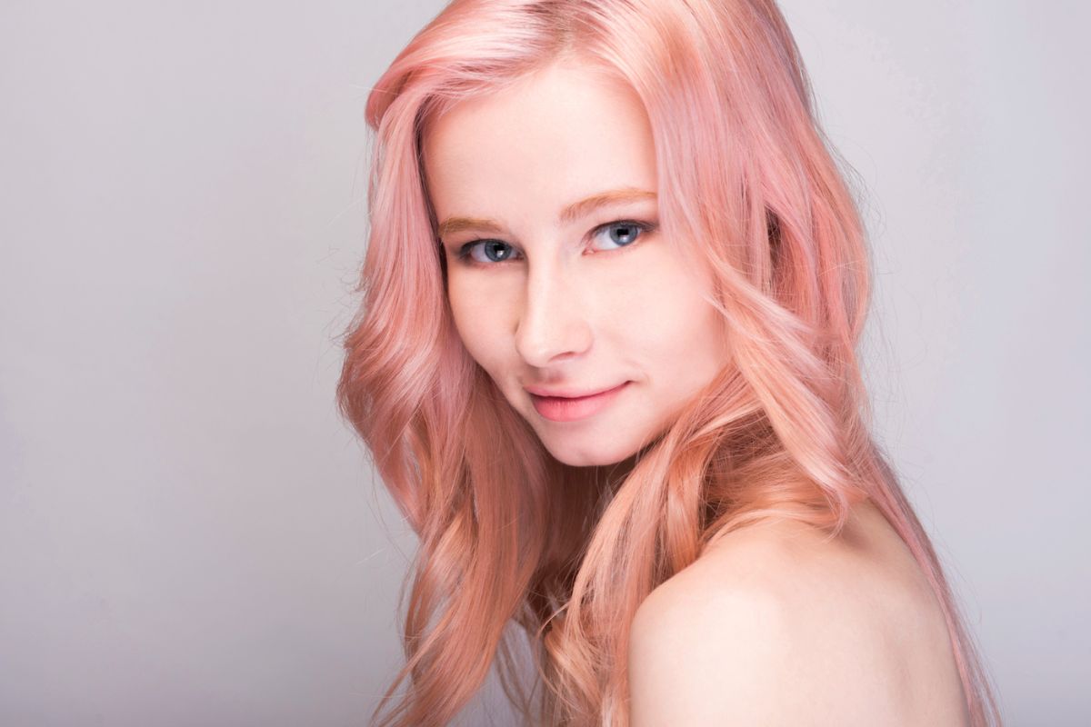 modne kolory włosów 2024 peach fuzz Freepik modne kolory włosów 2024 peach fuzz