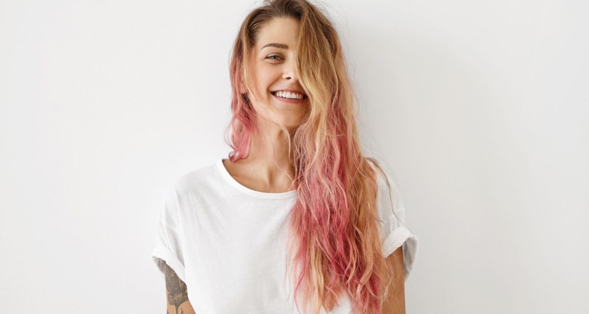 różowe końcówki włosów Freepik różowe końcówki włosów