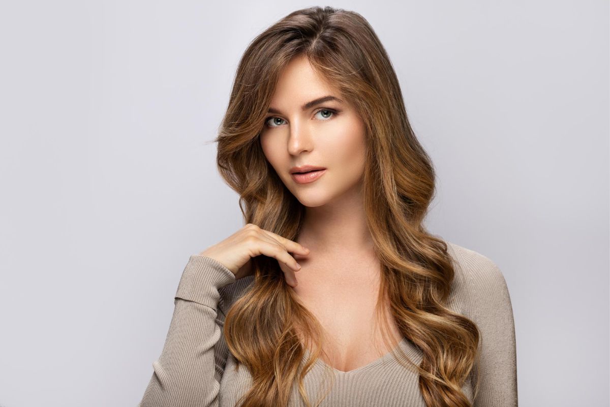 jasne pasemka na brąz włosach Freepik jasne pasemka na brąz włosach