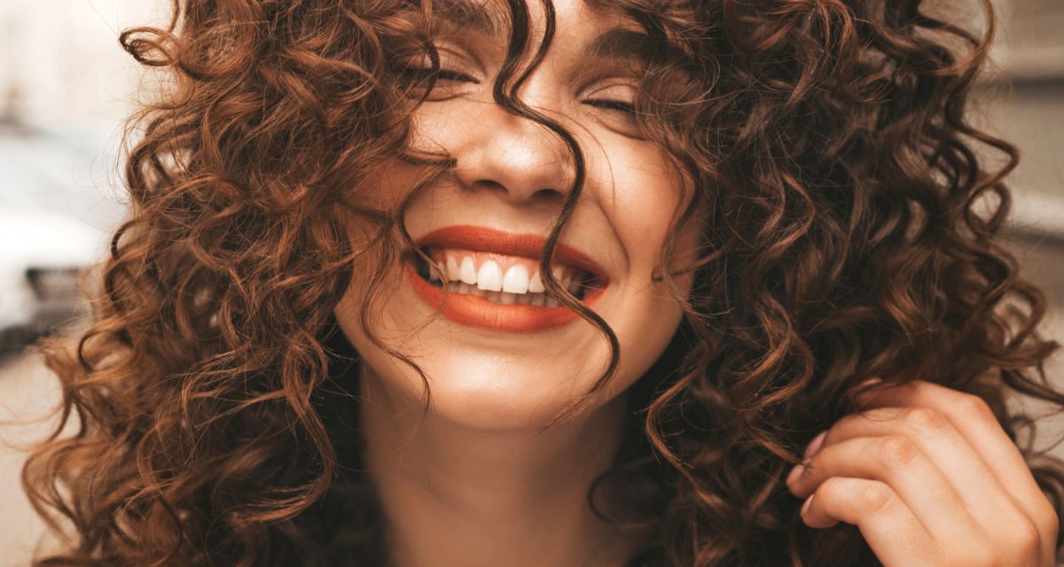 kobieta w kręconych brązowych włosach Freepik kobieta w kręconych brązowych włosach